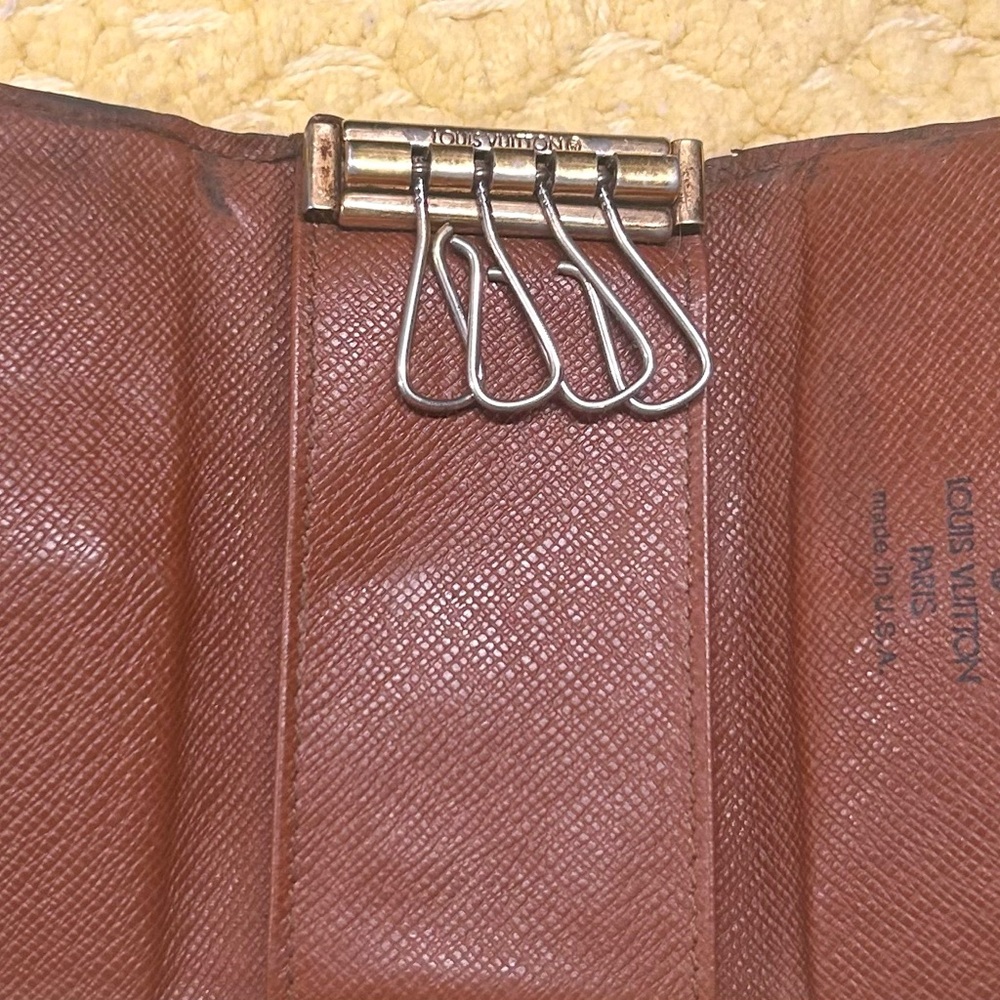 SOLD 🎊🎊🎊Louis Vuitton key holder - Picture 5 of 11